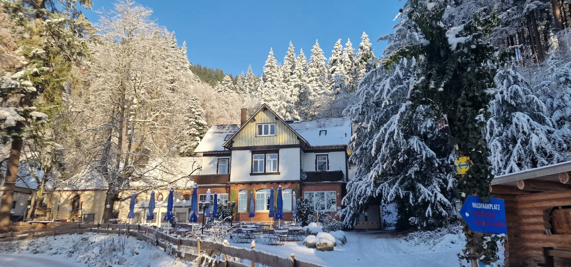 Außenansicht St. Ottilien in Schneelandschaft